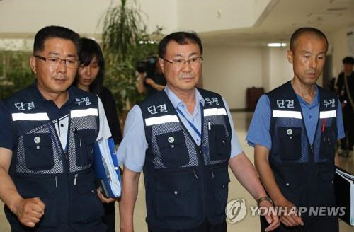 마지막 조정회의 향하는 우정노조. 연합뉴스